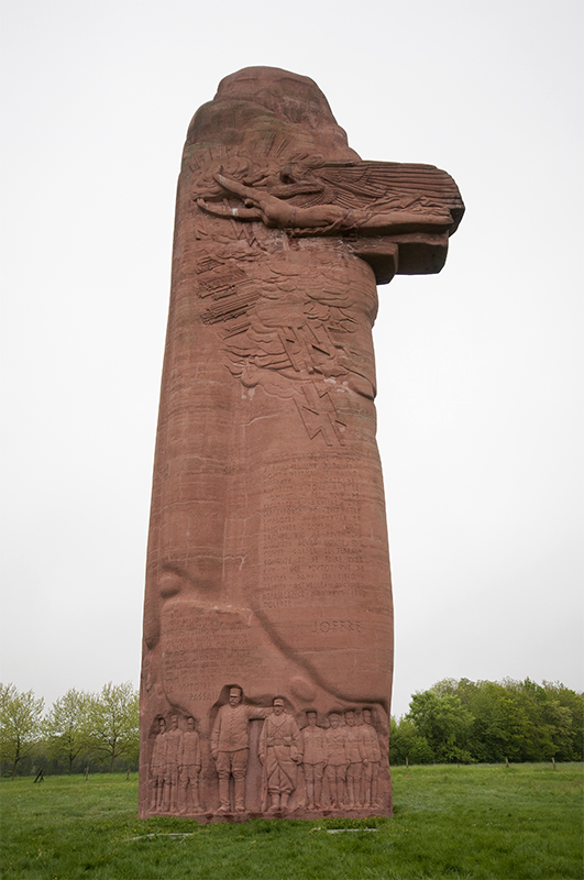 Tour Loire 05 - 201520150502_D35_7816 als Smartobjekt-1 Kopie.jpg - Solche Monumente gibt es viele in Frankreich. Hier ein riesiger Stein aus dem der Steinmetz ein Kunststück gemacht hat